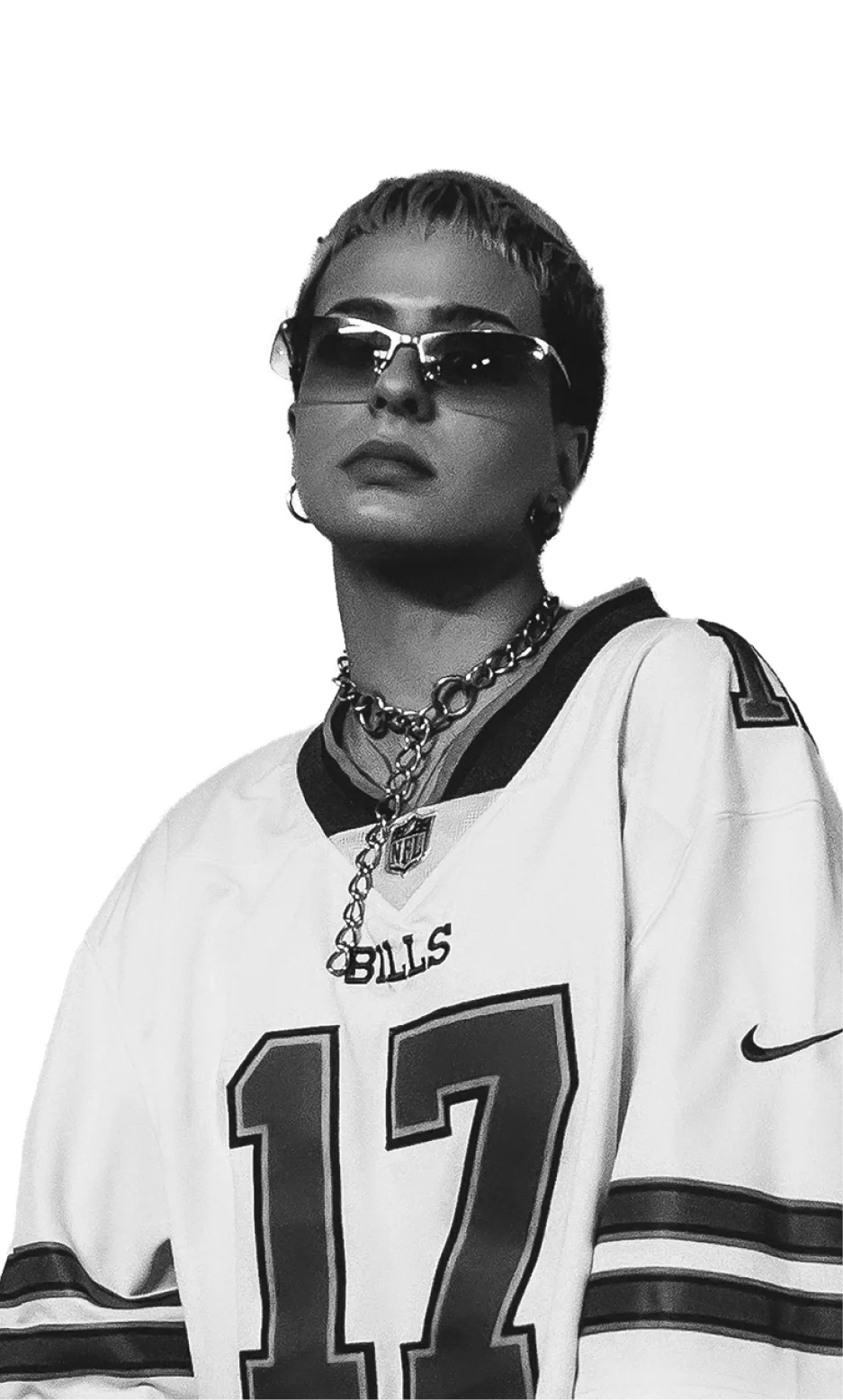 Jana con anteojos oscuros y camiseta de fútbol americano