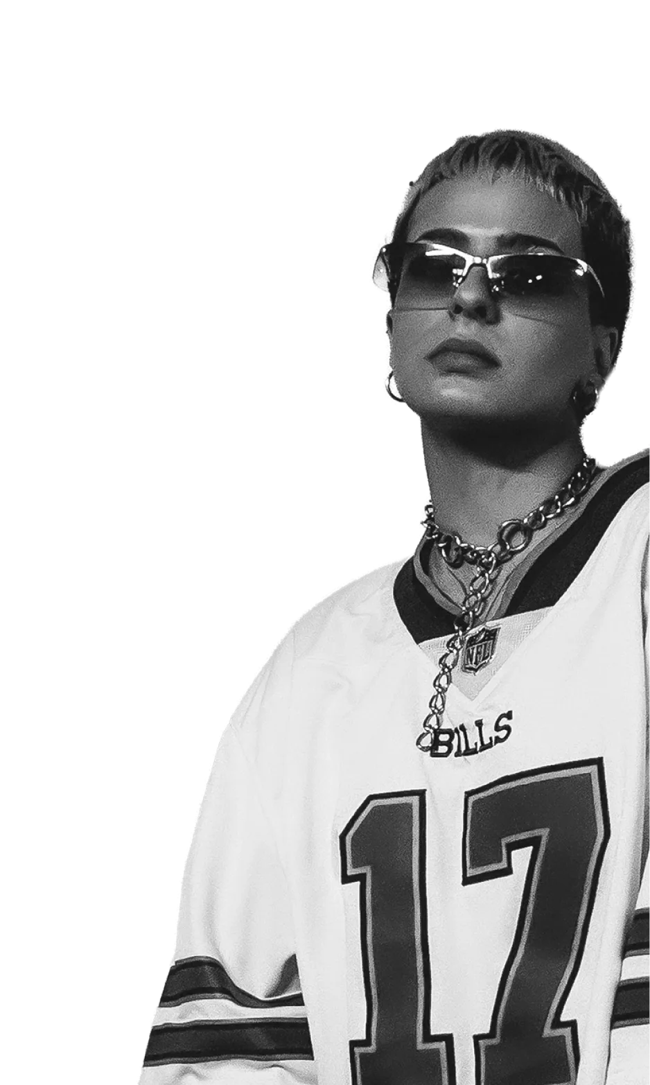 Jana con anteojos oscuros y camiseta de fútbol americano